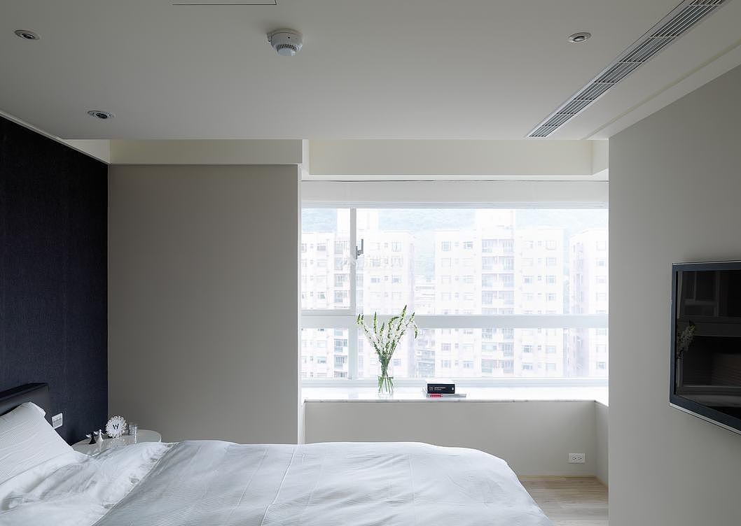 深灰色的床頭將白凈的睡眠空間點(diǎn)出重點(diǎn)
