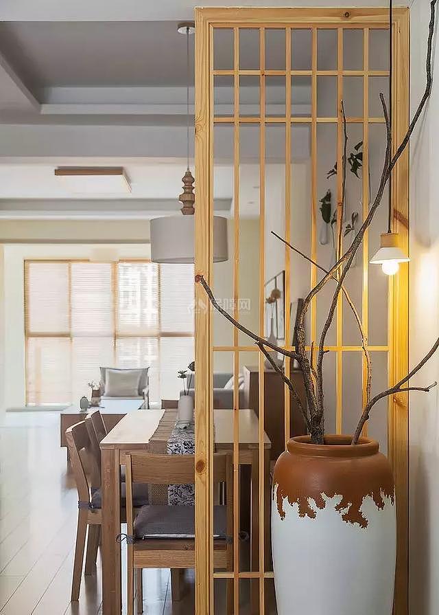 92㎡原木現(xiàn)代兩居之餐廳隔斷效果圖