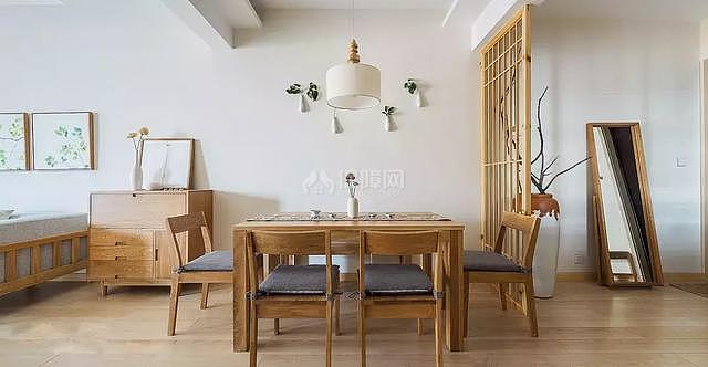 92㎡原木現(xiàn)代兩居之餐廳桌椅布置效果圖