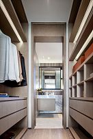 100㎡现代风公寓之卫生间门口衣柜设计效果图