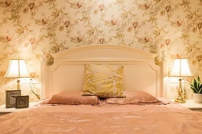 77㎡绝美田园风二居卧室床头壁纸装饰