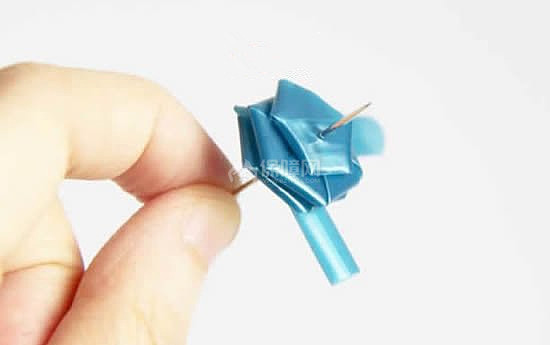家居DIY：吸管编花的图解教程 插入花瓶做成漂亮插花