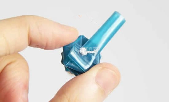 家居DIY：吸管编花的图解教程 插入花瓶做成漂亮插花