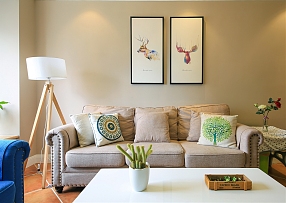 90平北欧风格两居室之沙发背景墙装饰画效果图