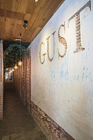 大街5號(hào)Gust餐館之走廊墻面裝飾效果展示