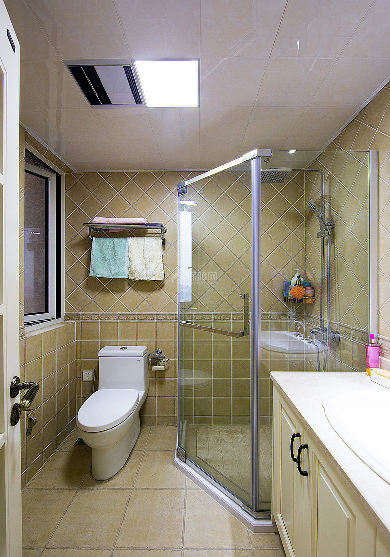 89㎡现代欧式两居之卫浴装潢设计效果图