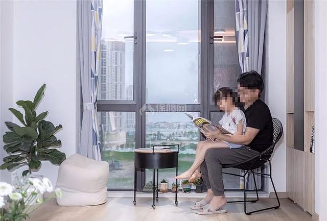95平現(xiàn)代簡約陽臺布置效果圖