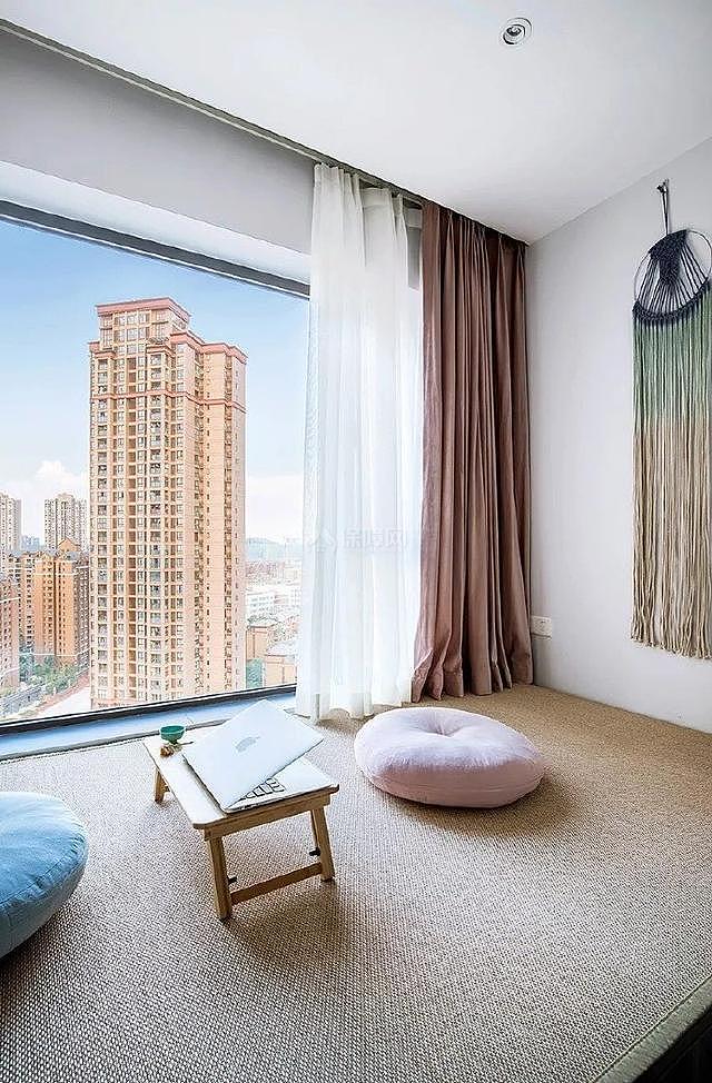 60㎡溫馨混搭風(fēng)客廳窗臺布置