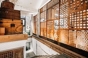 山海烧肉店之楼梯口装修布置效果图