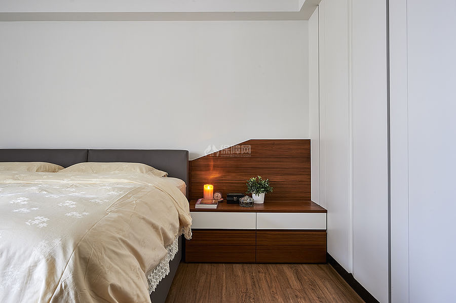 118㎡简约现代三居之卧室床头柜设计效果图