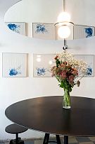 FAKULTAT酒吧之桌面鲜花装饰效果图