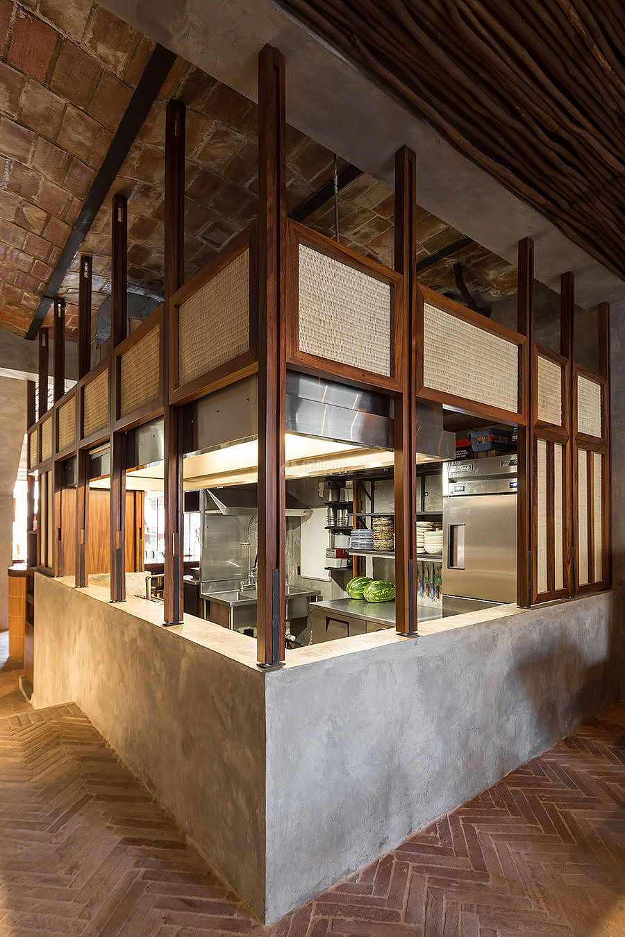 ACHARA餐厅厨房空间木质结构设计