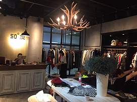 50度灰女裝店服務(wù)臺裝修效果圖