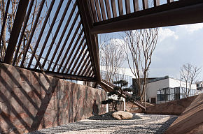 云想山度假小鎮(zhèn)生活中心室外廊架實景圖