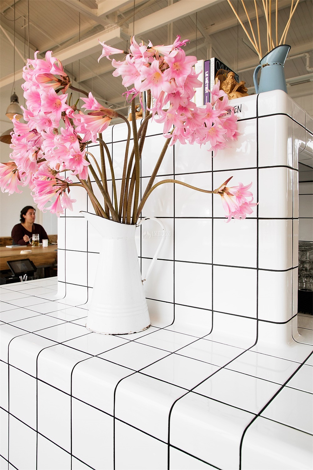 Radhaus酒吧餐厅瓷砖桌台设计效果图