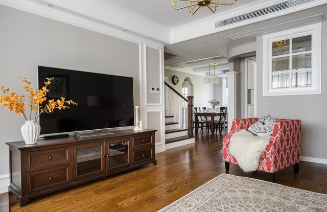 美式三室装修效果图 奶咖色的墙漆好治愈呀