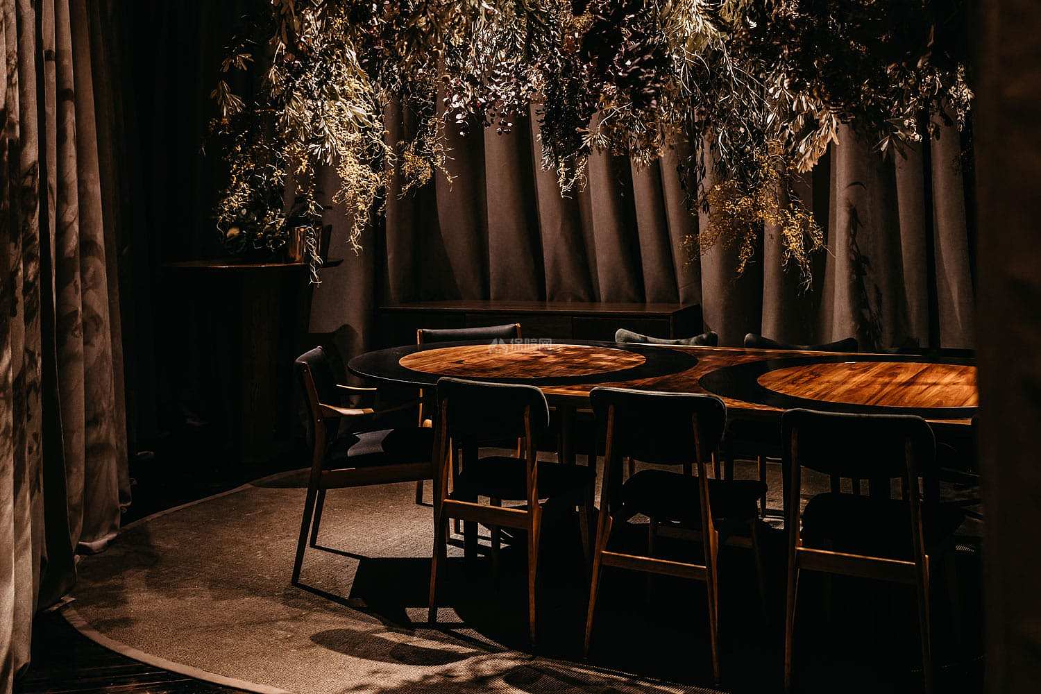 Orana厨师餐厅座椅装潢布置效果图