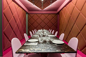 马德里街头文化餐厅红色主题包间设计