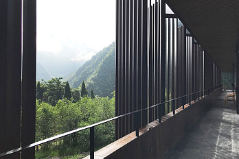 山间餐厅与酒吧百叶门窗设计效果图