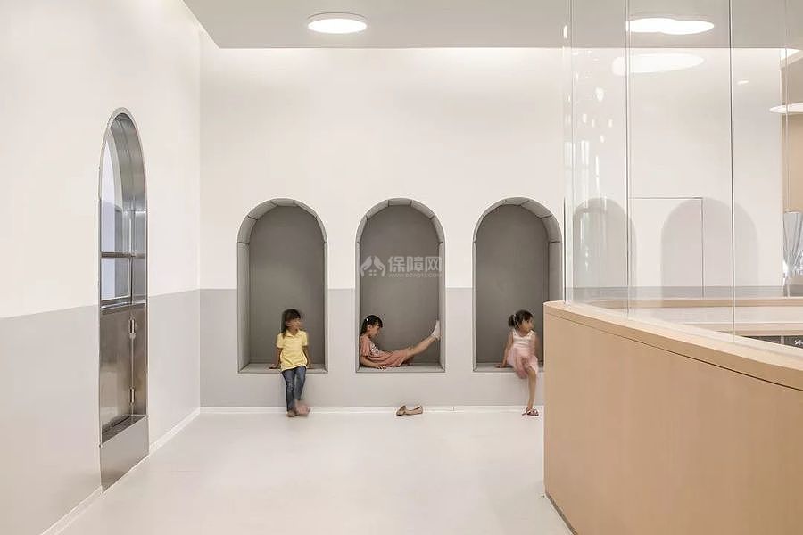 心蒙·蒙特梭利幼儿园走廊的小空间设计