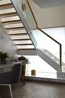 215㎡温馨现代跃层玻璃楼梯设计效果图
