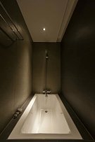 84平米时尚简约卫生间浴缸设计
