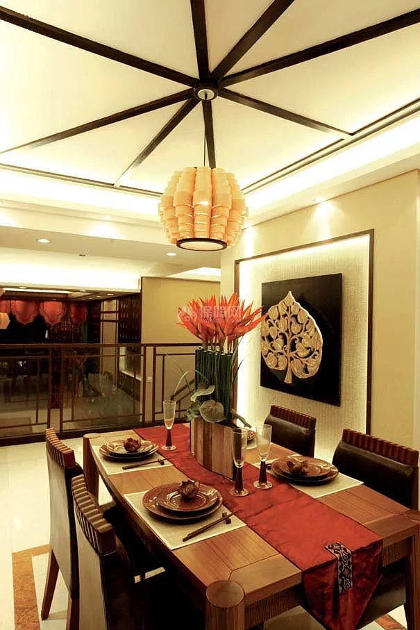 东南亚吊顶餐厅餐桌设计图片