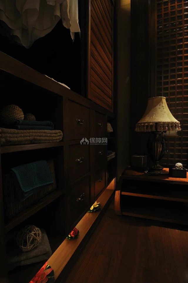 東南亞風(fēng)格衣帽間裝修設(shè)計(jì)效果圖