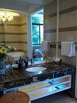 美式风格卫生间面盆浴室镜装修欣赏