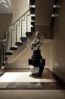 89平美式新古典风格客厅楼梯设计