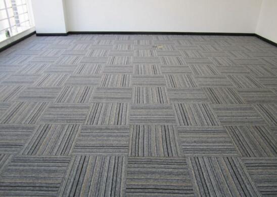 摘要:地毯是现在我们装饰家居的时候会选择的,方块地毯的样子很小