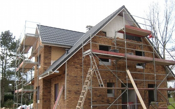 砖混结构以承重砖墙为主体的砖混结构建筑,在设计时应注意:门窗洞口不