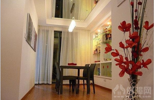 比简约更加凸显自我、张扬个性，比简约更加凸显色彩对