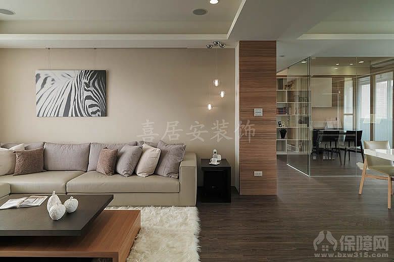 客厅以浅色调为主，沙发背景以一副简单的字画，让整个