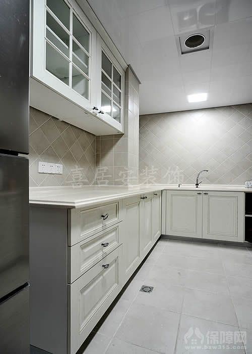 现代简约造型，运用紫色、复古棕色等华贵色彩铺陈，在