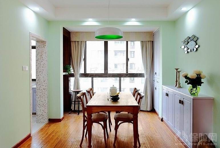 用清新的色彩来营造居家的氛围，缓解工作的繁忙，本案