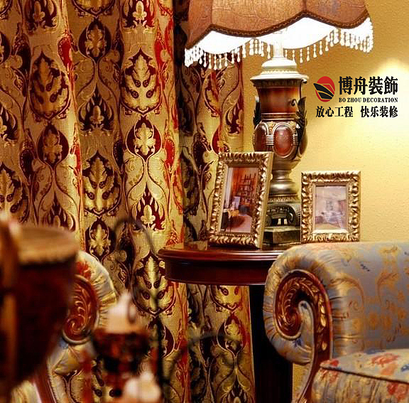 虽然客厅的布局中规中矩，但淡淡的用色和极具异域风情