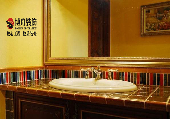 虽然客厅的布局中规中矩，但淡淡的用色和极具异域风情