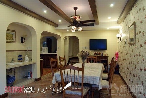 业主喜欢欧式乡村怀旧分格，所以家里的重点造型都有拱