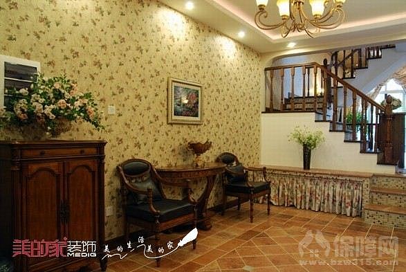 业主喜欢欧式乡村怀旧分格，所以家里的重点造型都有拱