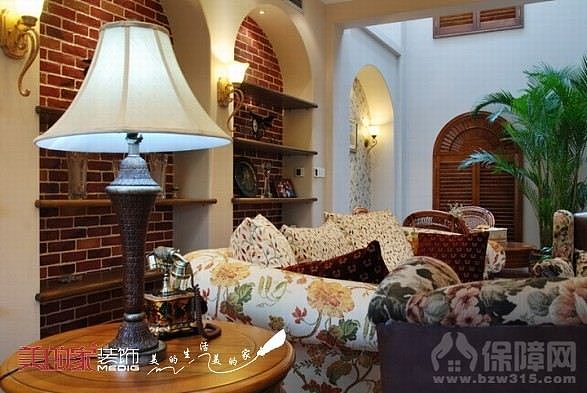 业主喜欢欧式乡村怀旧分格，所以家里的重点造型都有拱