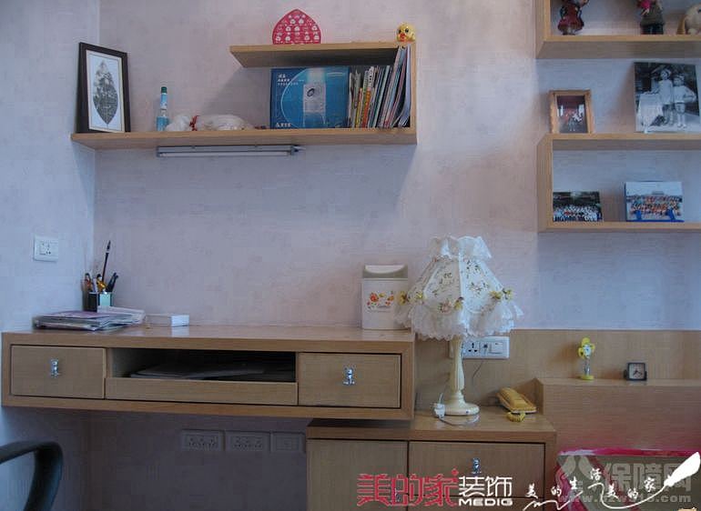 设计造型以大块面构成方式为主线，强调简洁实用。