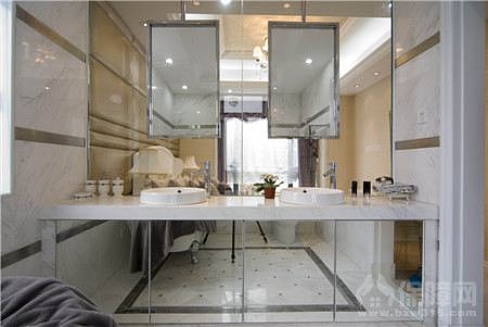在造型上极其讲究，给人的感觉端庄典雅、高贵华丽，具