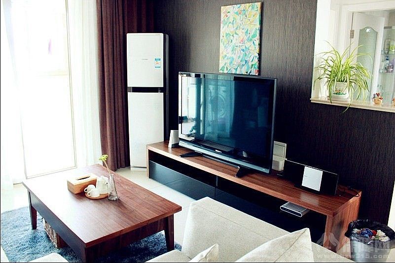 这是一套集合了简约美式和日式风格的混搭小屋。布艺沙
