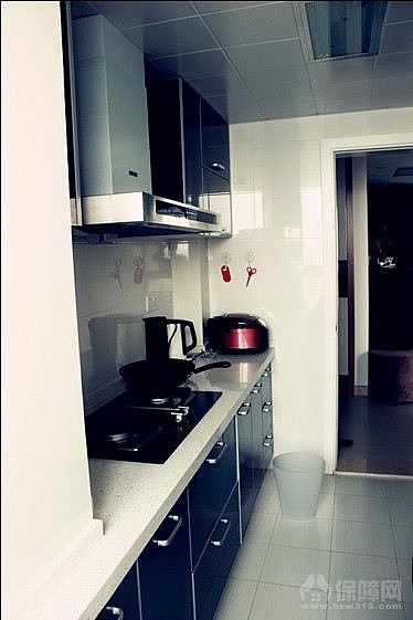 这是一套集合了简约美式和日式风格的混搭小屋。布艺沙
