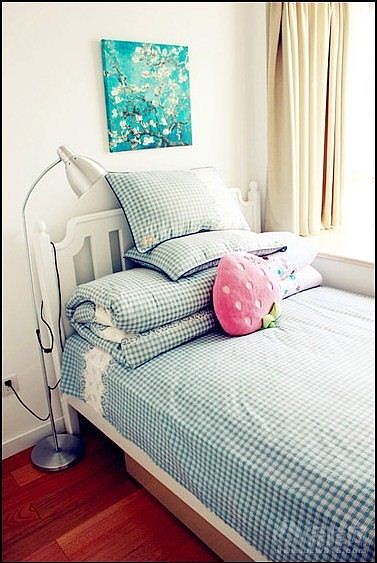 这是一套集合了简约美式和日式风格的混搭小屋。布艺沙