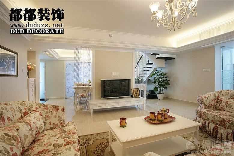 现代建筑主要以钢筋水泥为支撑的现代都市建筑，其外观