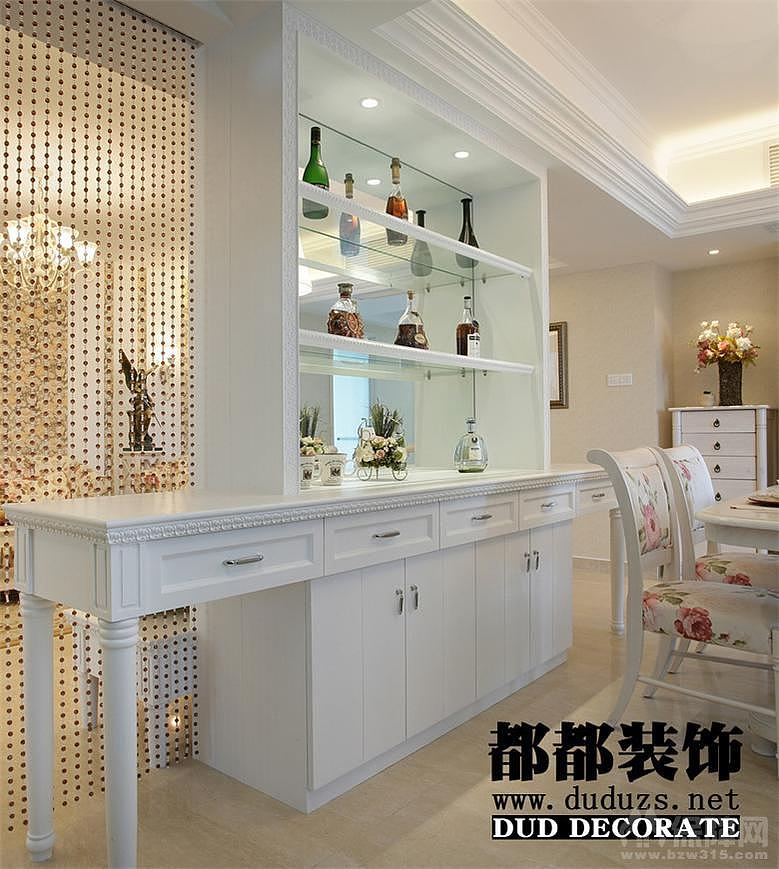 现代建筑主要以钢筋水泥为支撑的现代都市建筑，其外观