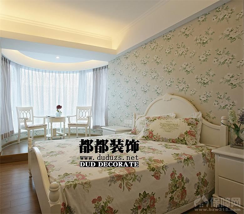 现代建筑主要以钢筋水泥为支撑的现代都市建筑，其外观