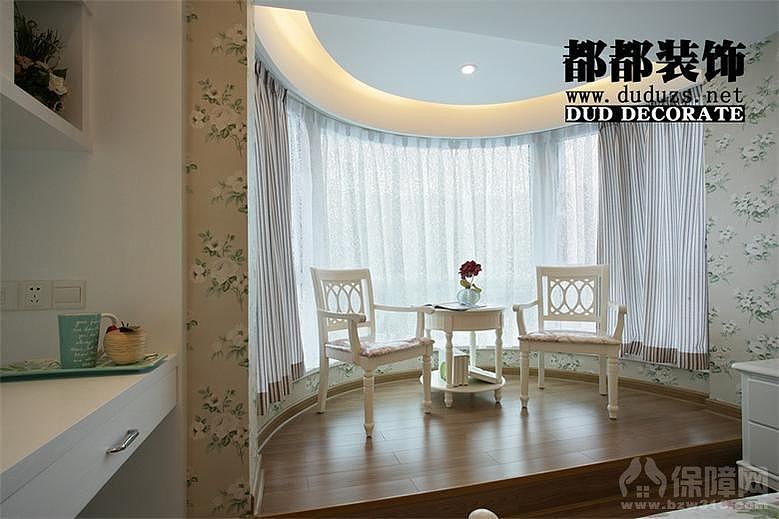 现代建筑主要以钢筋水泥为支撑的现代都市建筑，其外观